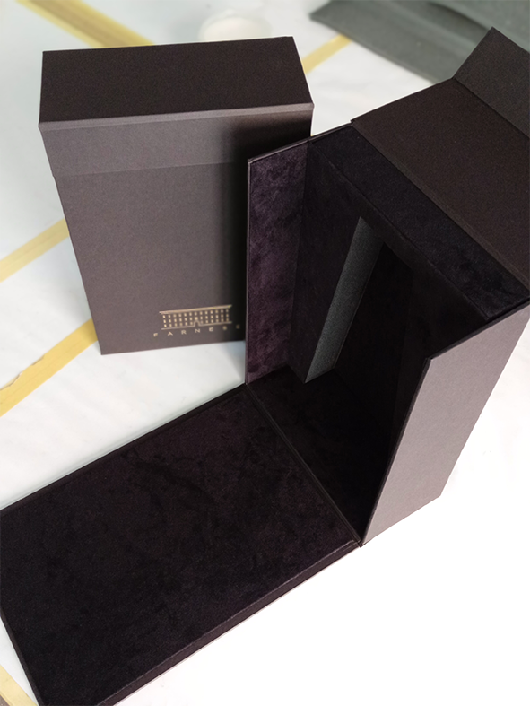 le farnese d'or 2023 premio francia italia trofeo coppa astuccio scatola mockup emilio scolari giulia crotti cordenons carta nero foam oro floccato alcantara antilotex premiazione cena di gala
