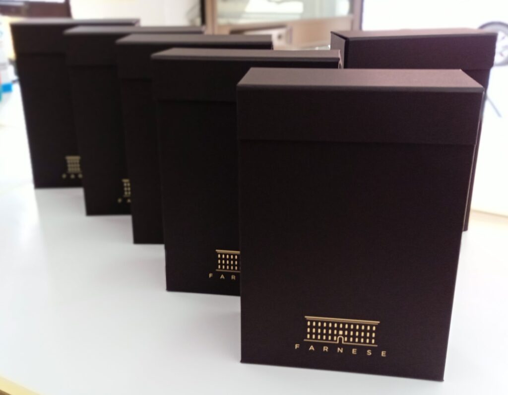 le farnese d'or 2023 premio francia italia trofeo coppa astuccio scatola mockup emilio scolari giulia crotti cordenons carta nero foam oro floccato alcantara antilotex premiazione cena di gala