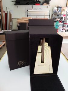 le farnese d'or 2023 premio francia italia trofeo coppa astuccio scatola mockup emilio scolari giulia crotti cordenons carta nero foam oro floccato alcantara antilotex premiazione