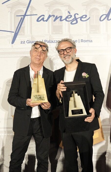 le farnese d'or 2023 Stefano Boeri Massimo Bottura premio trofeo premiazione italia-francia camera di commercio cartotecnica evento bandiere stato