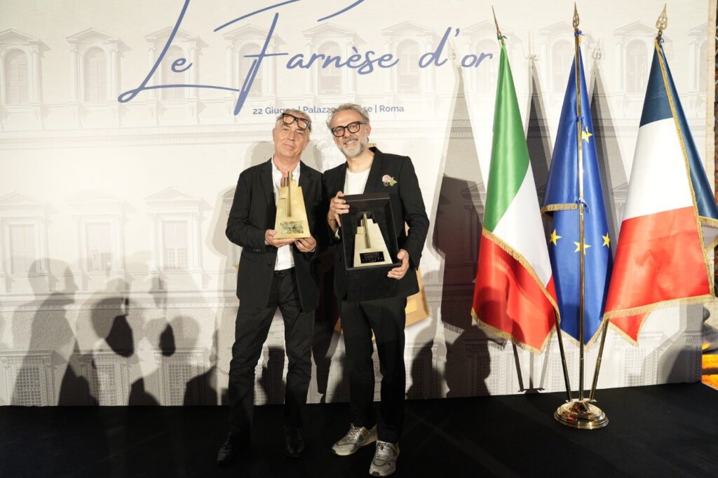 le farnese d'or 2023 Stefano Boeri Massimo Bottura premio trofeo premiazione italia-francia camera di commercio cartotecnica evento bandiere stato
